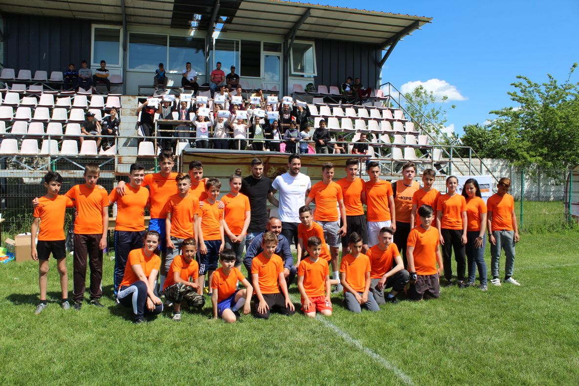 Portarul Borussiei Dortmund a jucat fotbal cu copiii din Piatra Olt - VIDEO