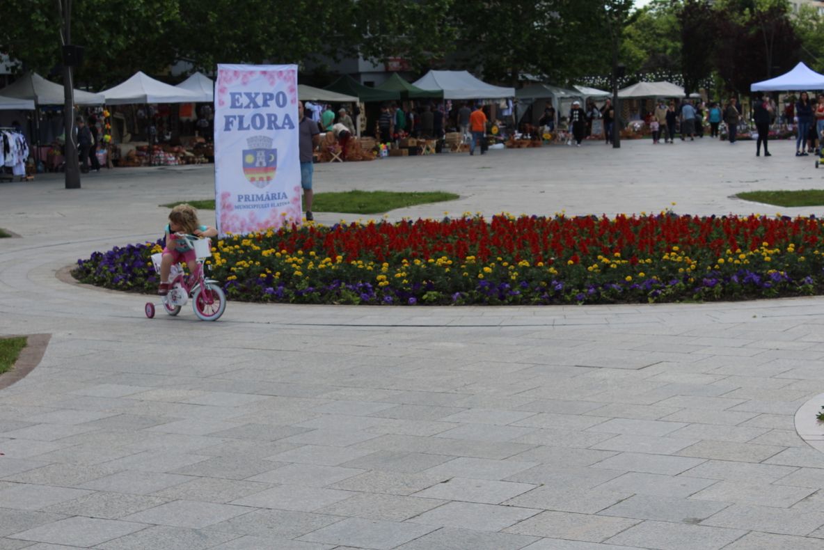 Expoziţie florală în centrul Slatinei. Evenimentul a ajuns la ediţia cu numărul 25