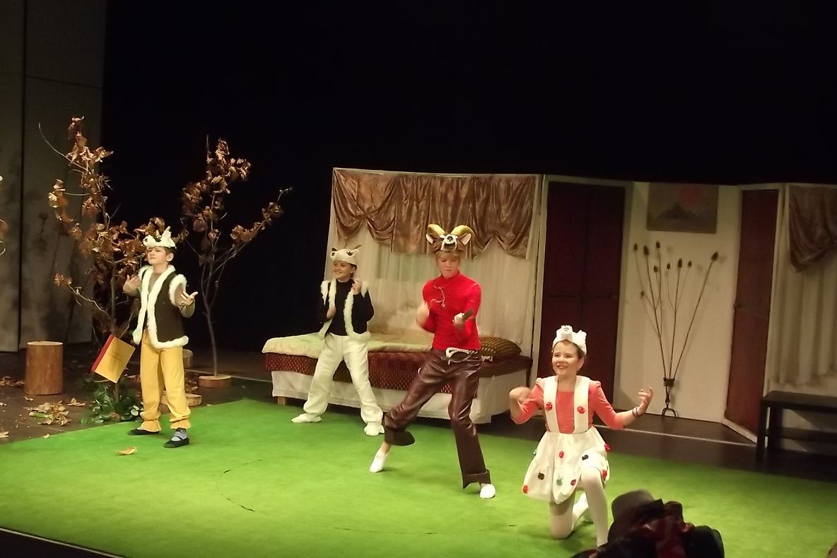 Ziua Copilului, sărbătorită la Biblioteca Județeană. Teatru, concurs de ghicitori și parada modei