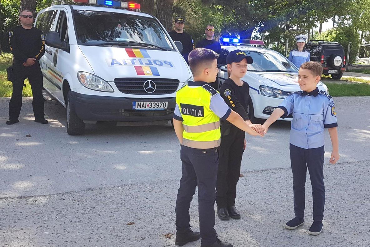 Poliţiştii olteni au marcat Ziua Copilului într-un mod inedit - FOTO&amp;VIDEO