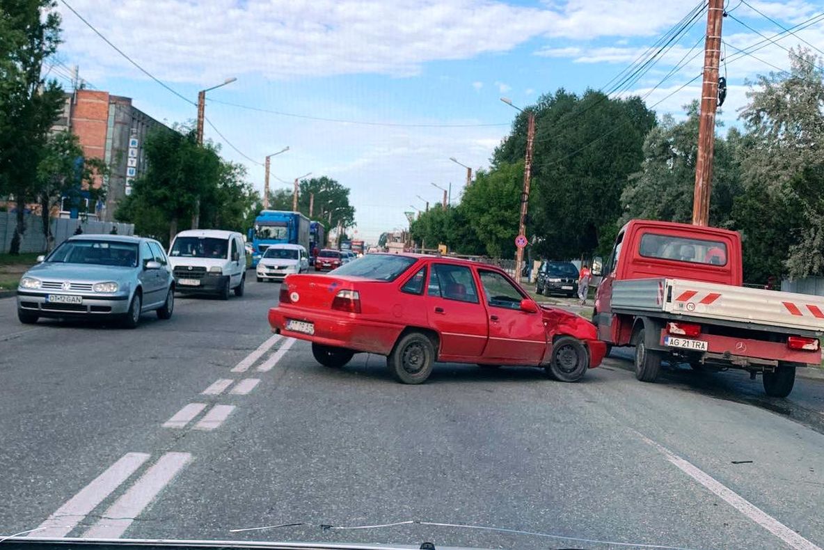 Accident rutier la ieşirea din Slatina spre Piteşti. Traficul rutier se desfăşoară cu dificultate
