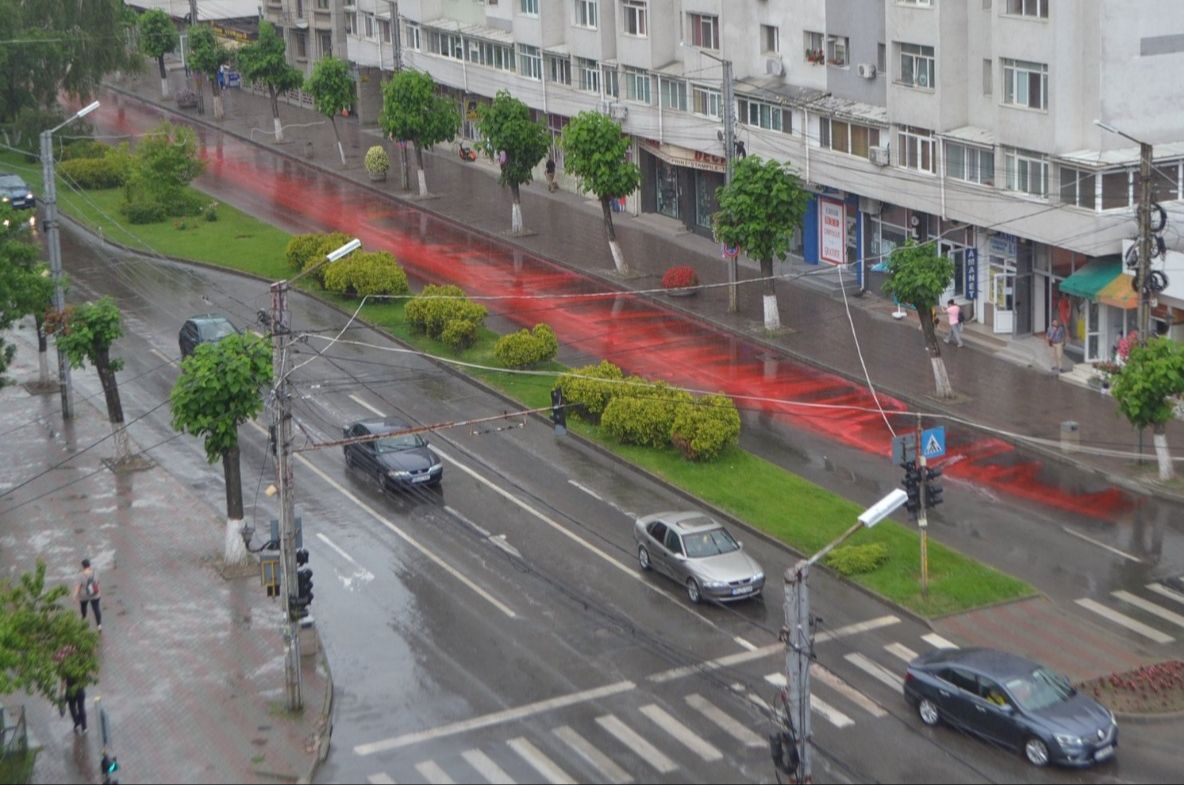 Străzile unui oraș din Olt cuprinse de o misterioasă substanță roșie