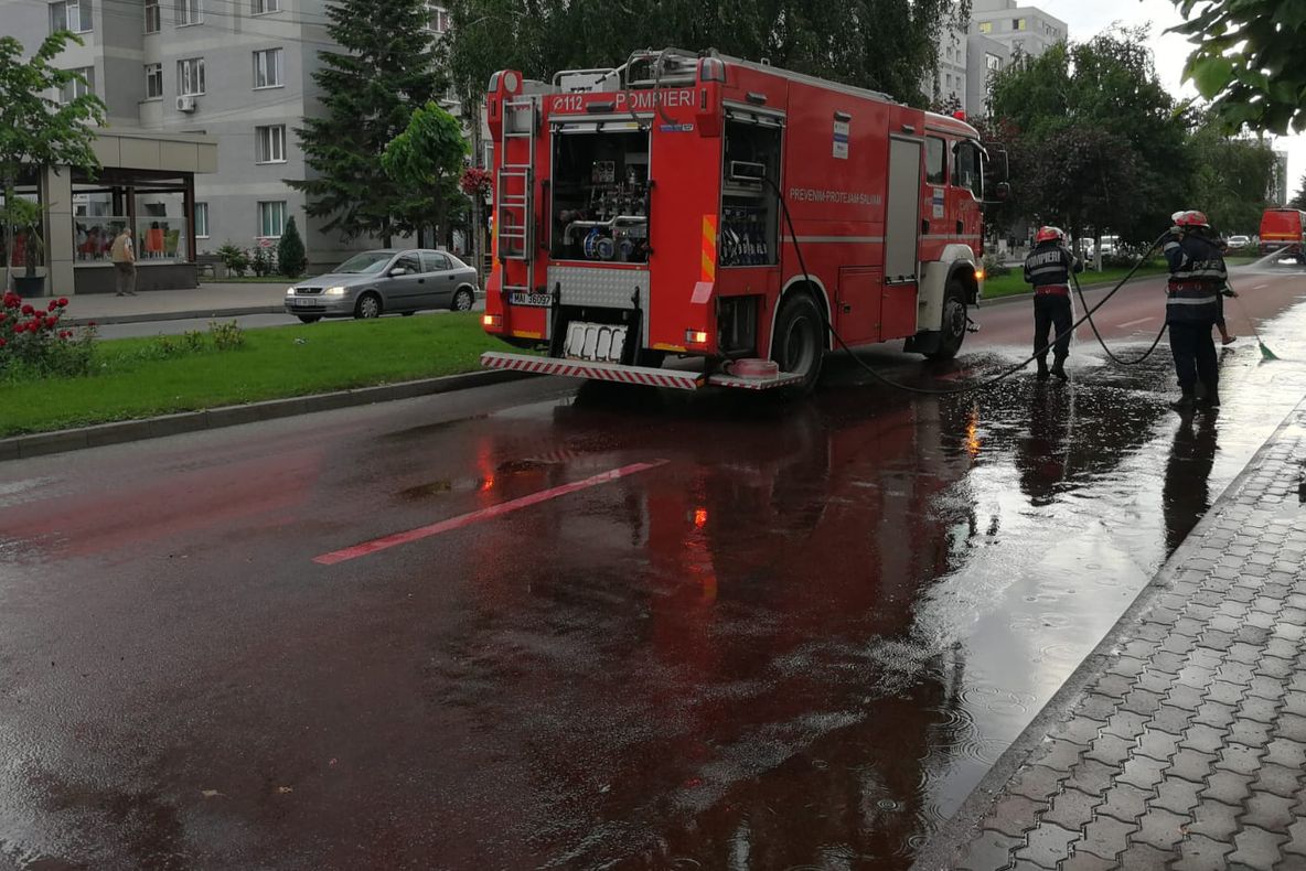 Intervenție de mai multe ore pentru îndepărtarea vopselei din centrul Slatinei. VIDEO