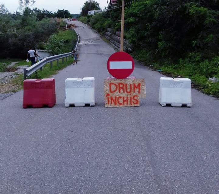 Drumul spre o mănăstire din Olt, închis după ce un pod de pe traseu s-a surpat din cauza ploii - FOTO