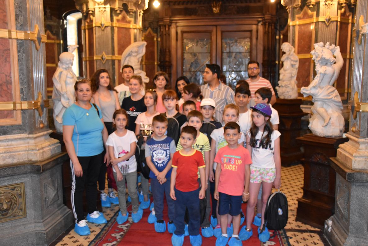 Au donat zâmbete: Cu banii strânşi din donarea de sânge, pompierii olteni au dus într-o excursie 20 de copii instituţionalizaţi