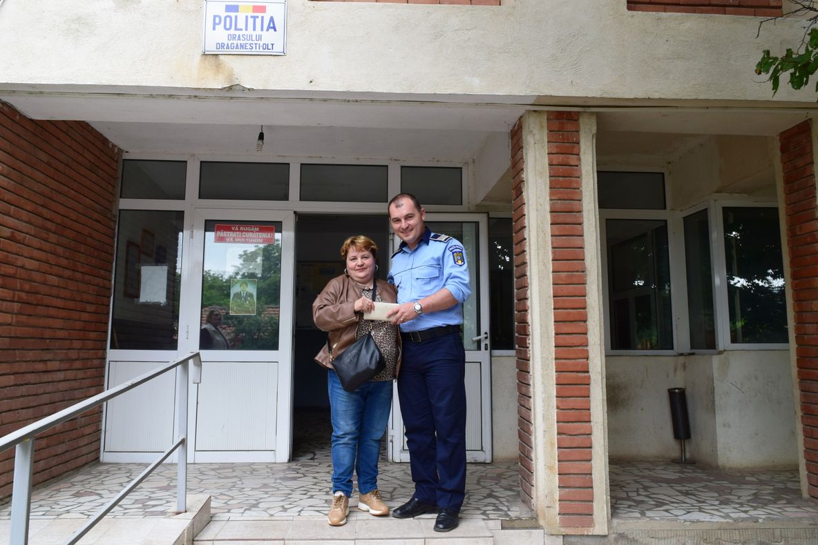 Un bărbat din Olt a găsit un portofel cu bani şi bijuterii şi l-a dus la Poliţie