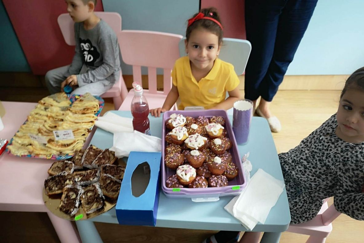 Antreprenori de mici. Preşcolarii de la o grădiniţă din Slatina au vândut, în cadrul unui târg, produse făcute de ei şi de părinţii lor