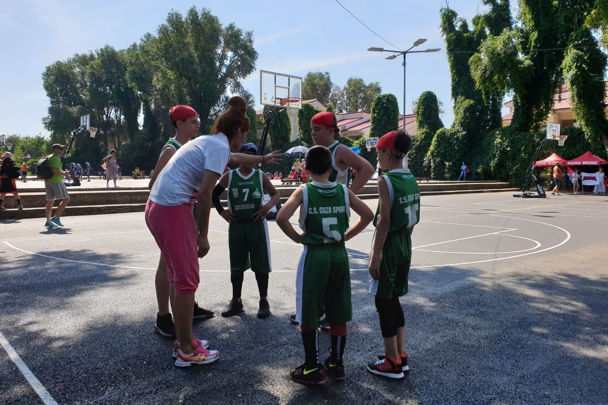 O stradă din Slatina inundată și umplută de balast