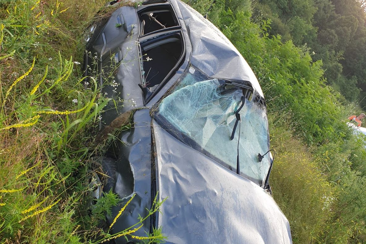 Dolj: Un tânăr a murit după ce s-au răsturnat cu mașina