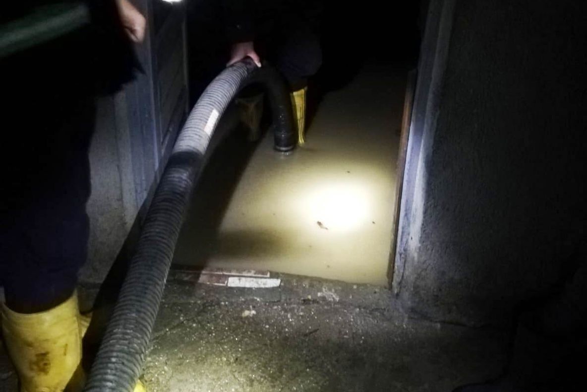 Inundaţii la Movileni. Pompierii au intervenit cu o motopompă pentru asanare - FOTO