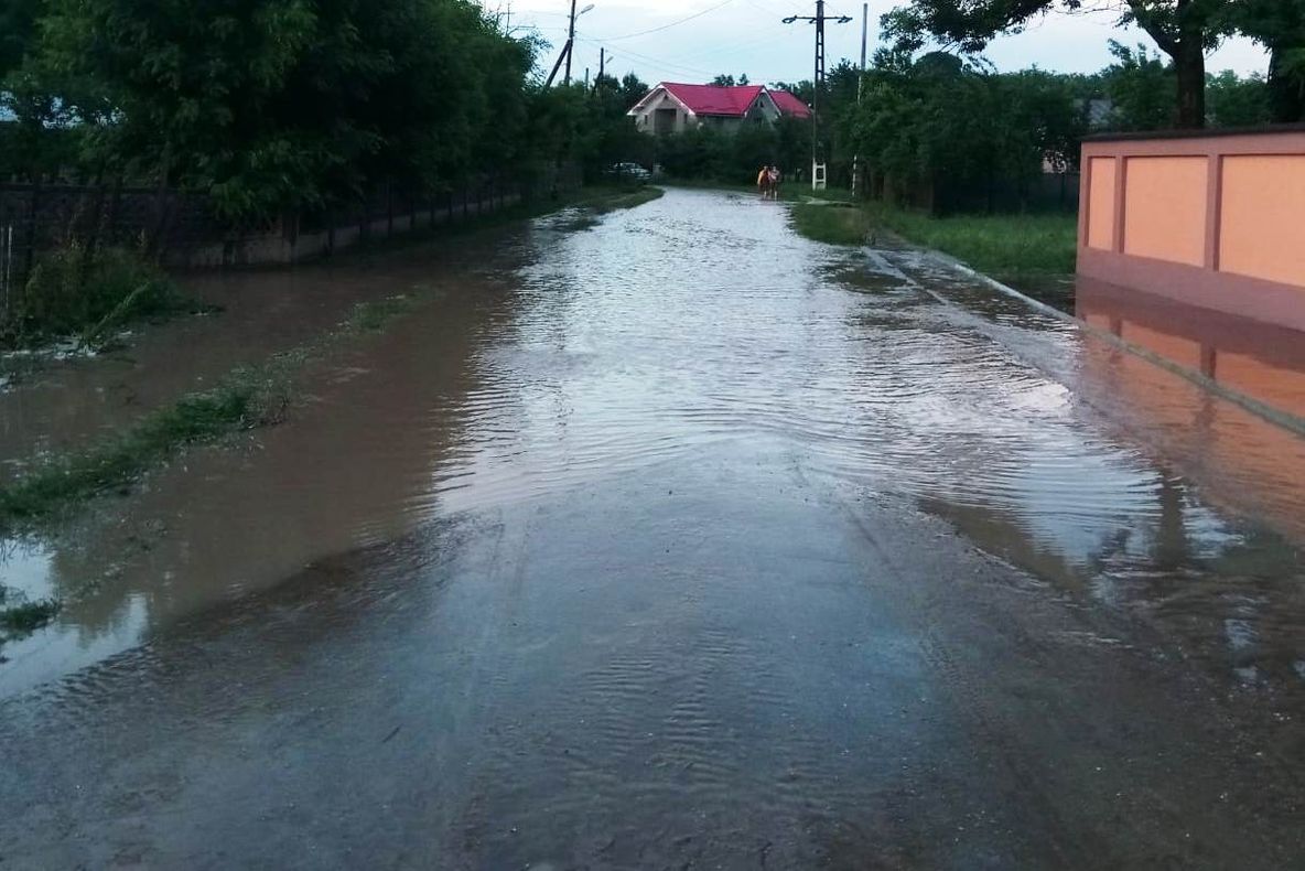 Inundaţii în două localităţi din Olt. Zeci de gospodării inundate - VIDEO