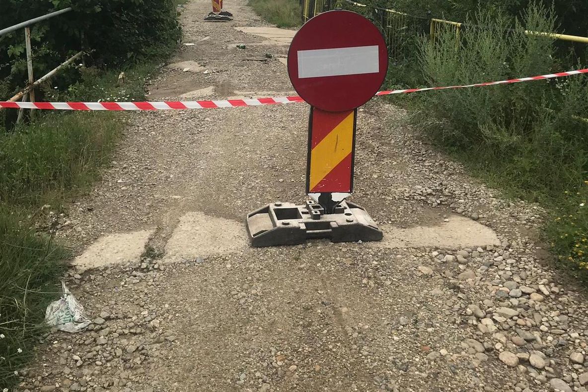 Un pod rutier din Slatina, închis după ce a fost afectat de ploile de noaptea trecută - FOTO