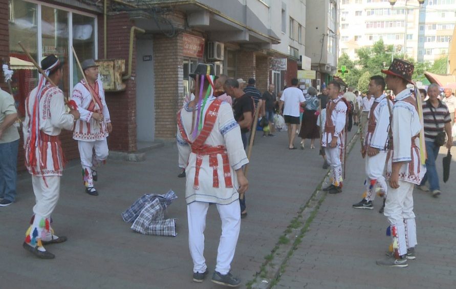 Călușarii, spectacole fascinante pe străzile Slatinei. De ce iau oamenii usturoi și pelin din horă