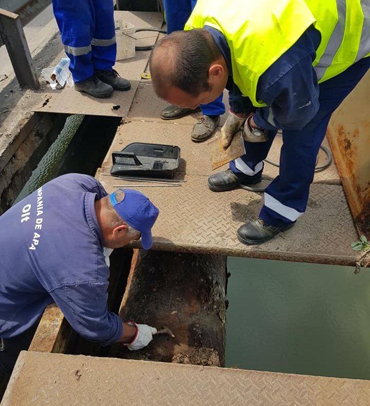 CAO lucrează la conducta de sub Podul Olt. Restricții de trafic- FOTO