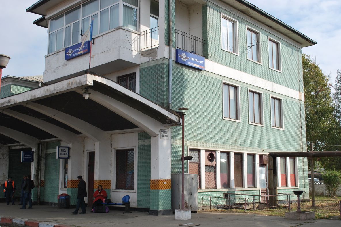 Staţiile CFR Piatra-Olt şi Caracal, reabilitate şi modernizate