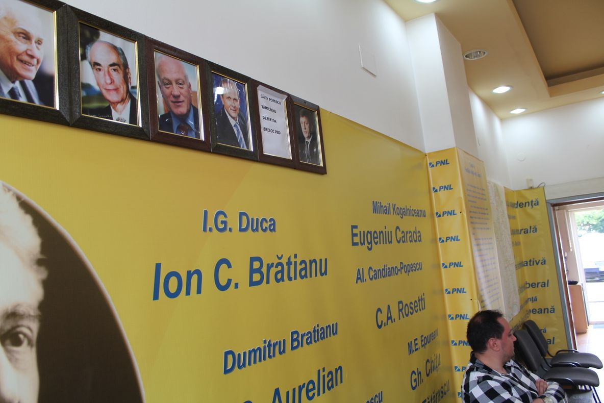 Liberalii din Olt au acoperit cu o coală A4 tabloul lui Tăriceanu din sediul partidului