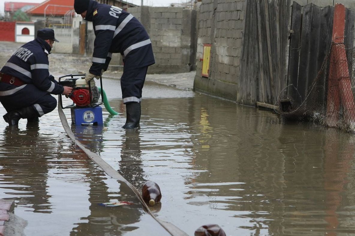 Pericol de inundații în trei localități din Olt. Apele au intrat în mai multe gospodării/FOTO