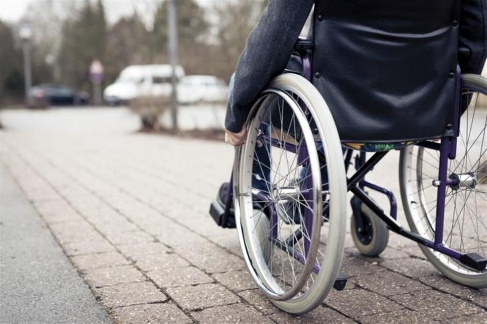 Persoanele cu handicap și însoțitorii, la mâna Guvernului. Există riscul să rămână neplătiți