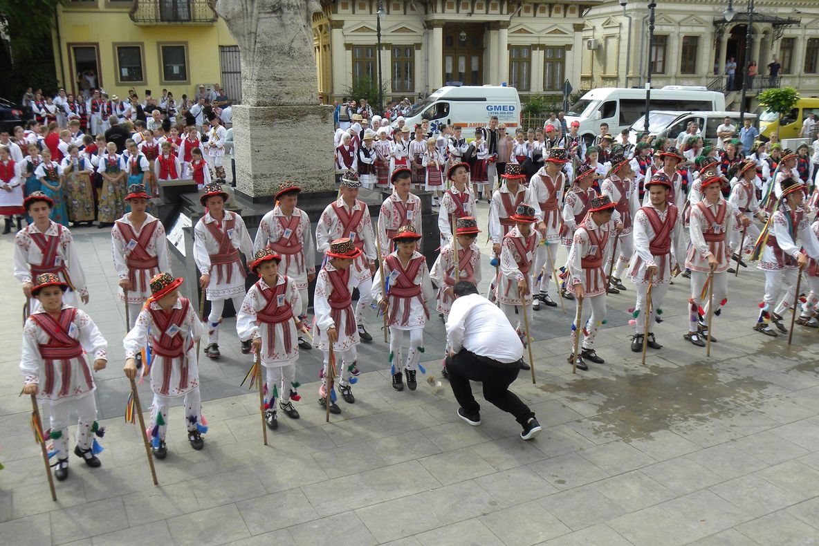 „Calusul românesc”, primele demonstrații la Slatina. Primarul și președintele Consiliului Județean au pus bani în Hora călușului