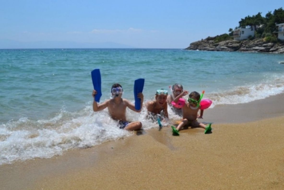 Pentru prima dată la mare. Zeci de copii din Olt au plecat într-o tabără gratuită