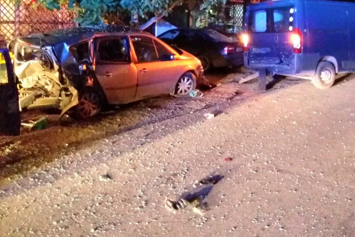 Accident într-o comună din Olt. Autoturisme distruse de un şofer începător - VIDEO