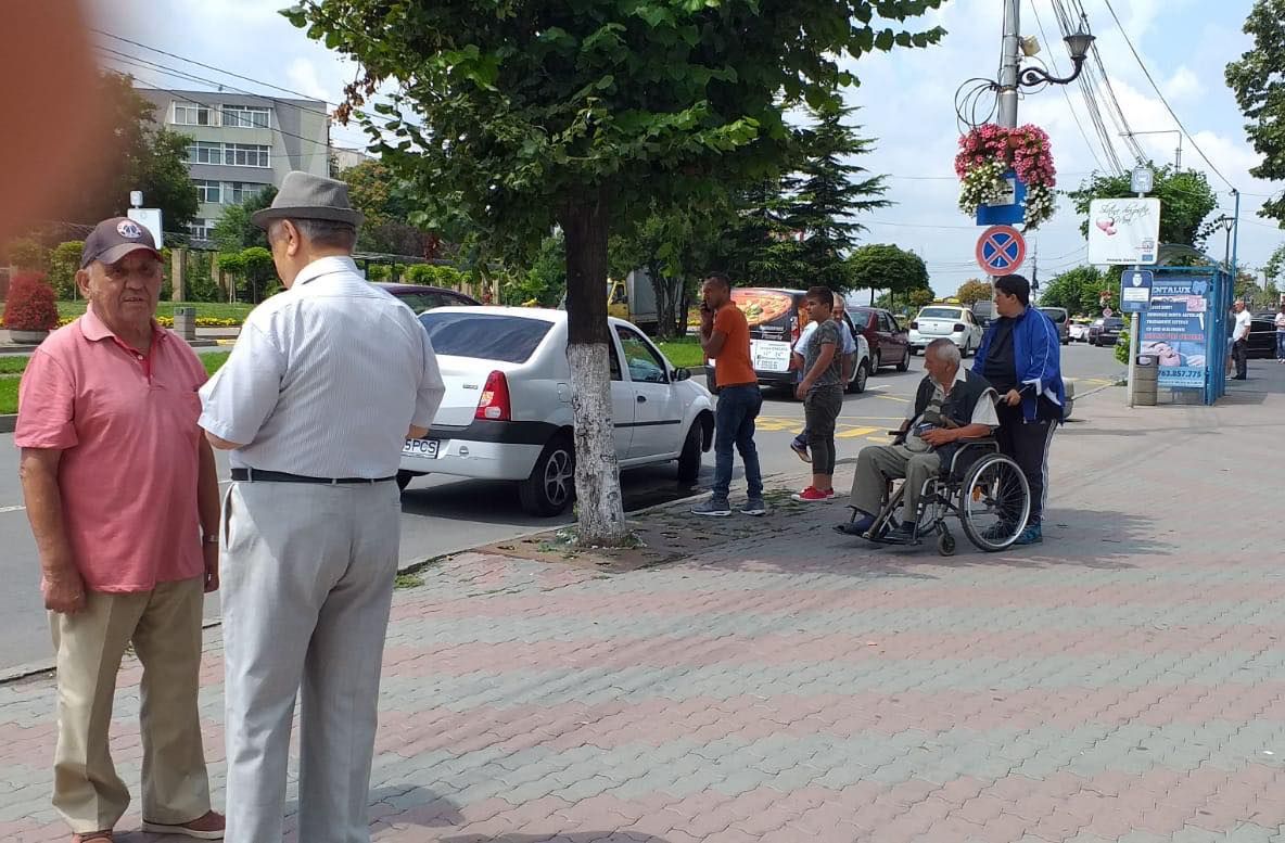Accident, la Slatina. Adjunctul Poliţiei Locale a lovit doi tineri pe trecerea de pietoni