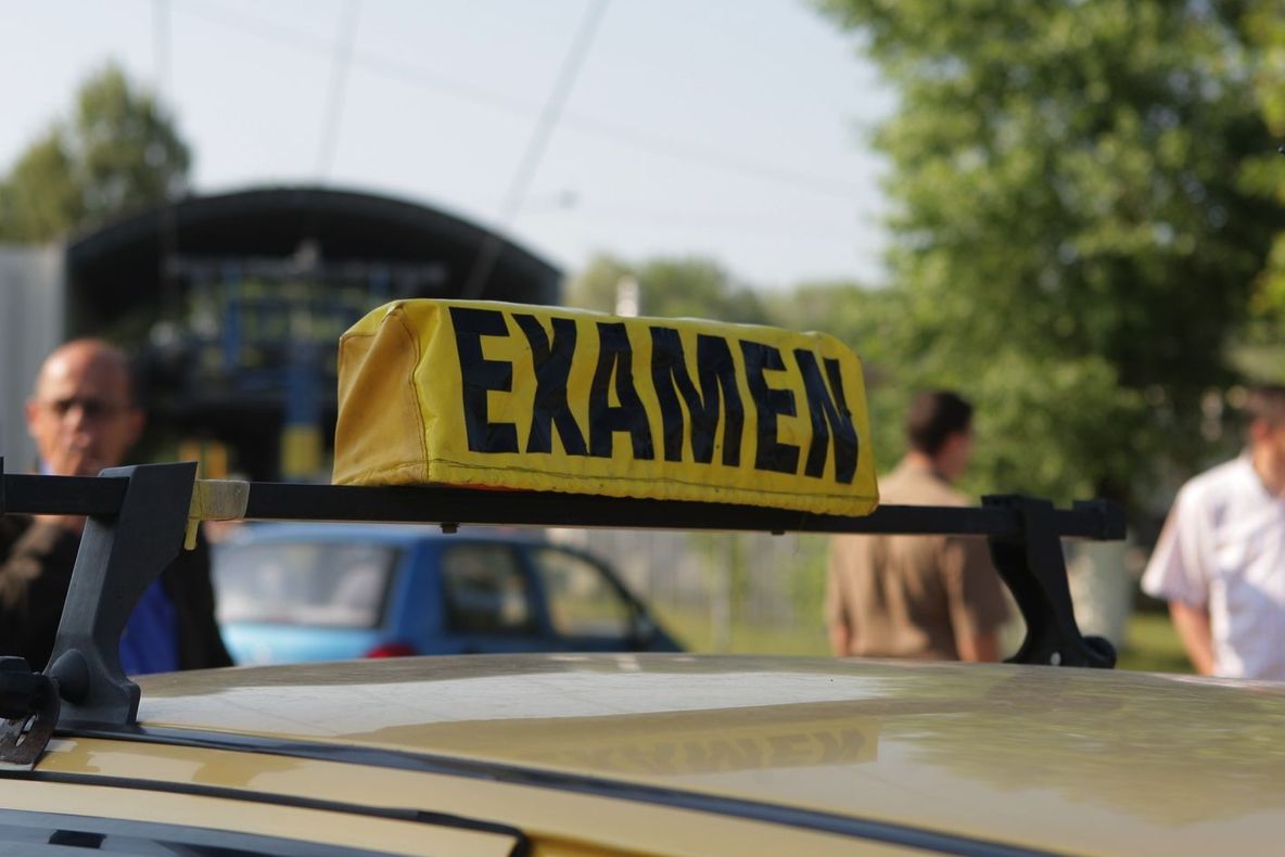 Instructor auto prins băut la volan, cu mașina plină de elevi care urmau sa dea examen de permis