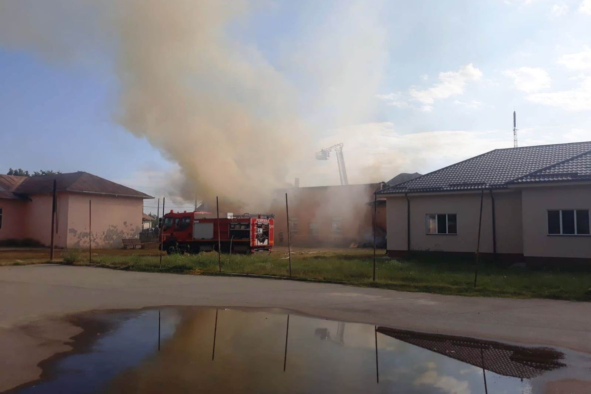 Incendiu la un cămin cultural din Olt | VIDEO