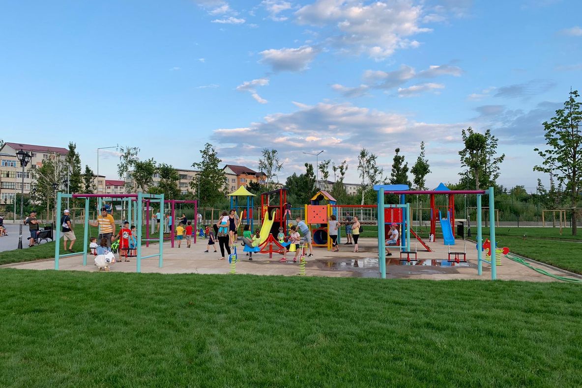 Primăria, rugăminte pentru slătinenii care deja iau cu asalt noul parc: „Există pericolul de accidente și se îngreunează activitatea de finalizare a lucrărilor”