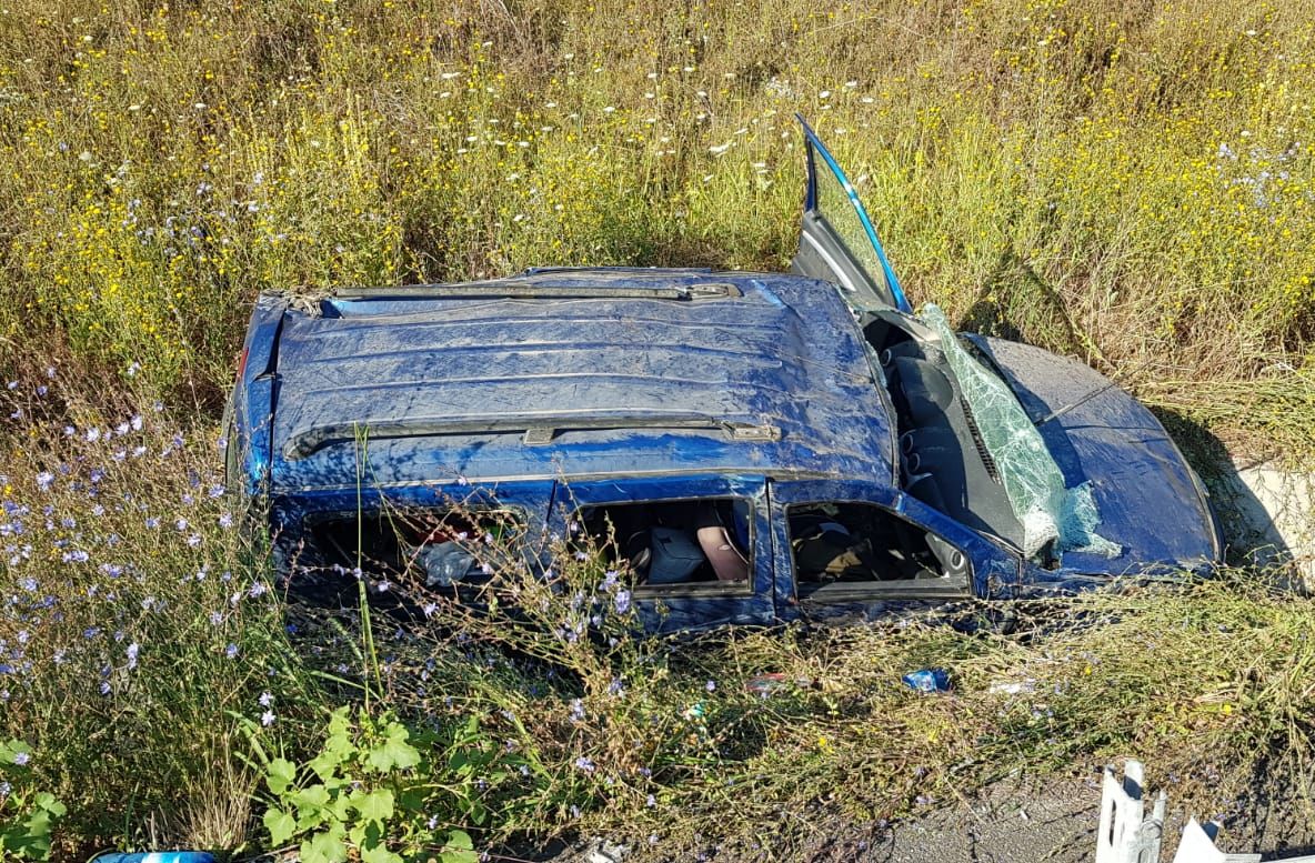 Obosit la volan, un tânăr s-a izbit cu mașina de un cap de pod- FOTO