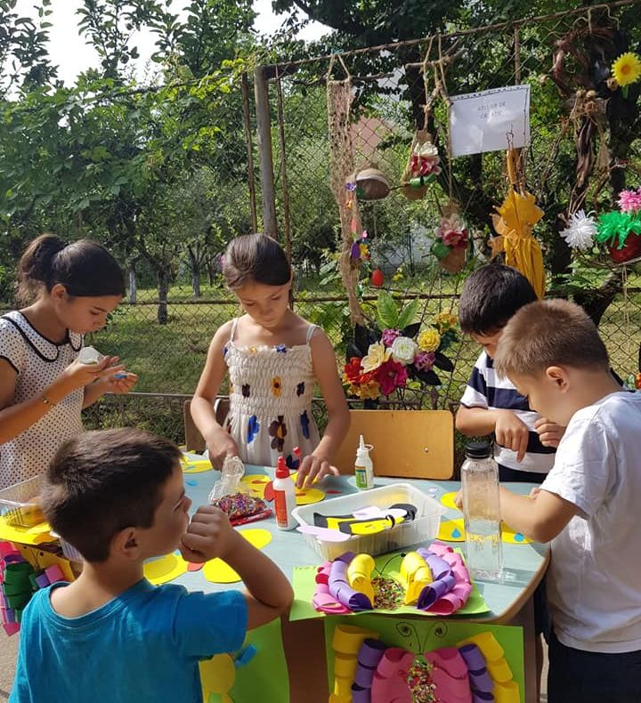 Departe de familiile lor, se distrează la atelierele de vacanță- FOTO