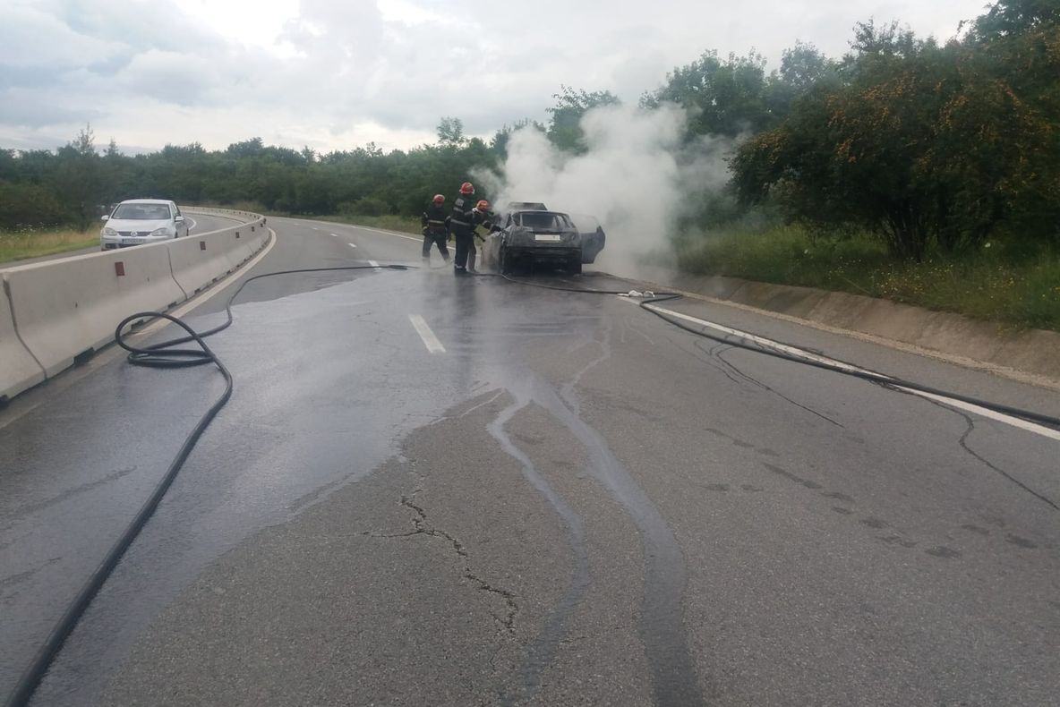 Autoturism în flăcări pe DN 65. Restricții în trafic- FOTO&amp;VIDEO