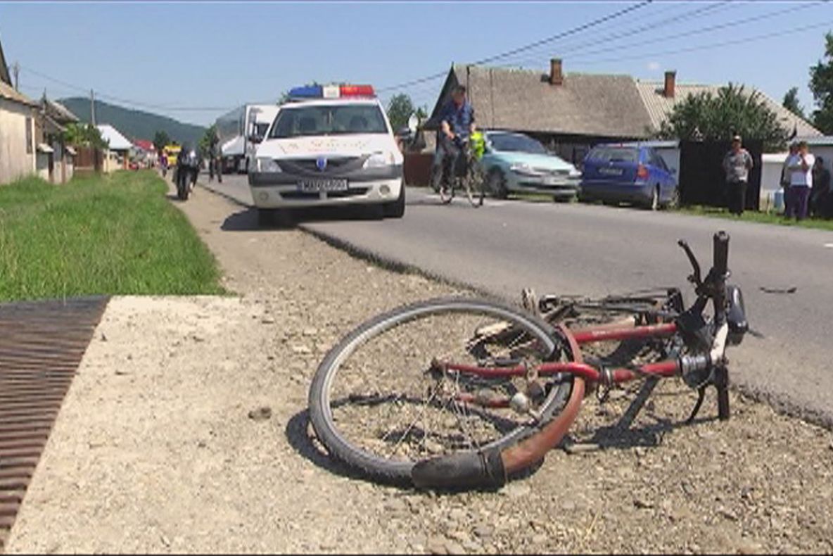 Biciclist băut, accident de cascadorii râsului pe un drum din Olt
