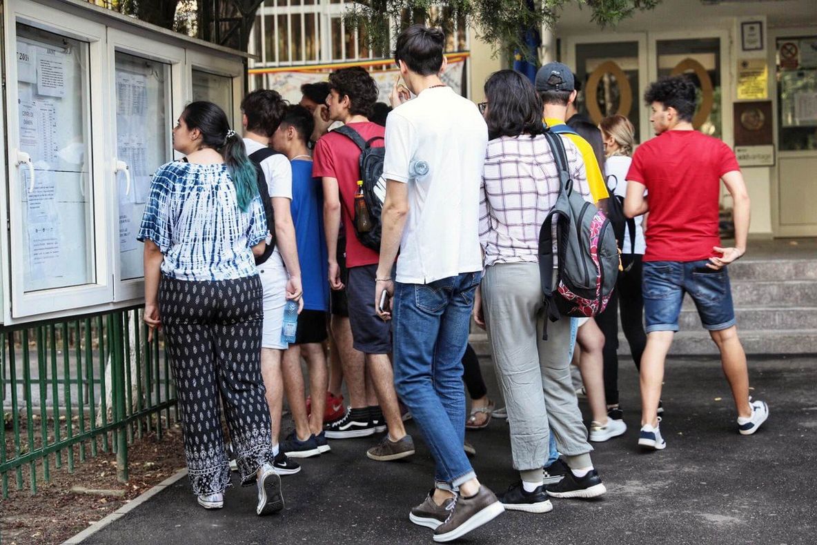 Oltenii cu media zece la Evaluarea naţională şi Bacalaureat, premiaţi de Guvern