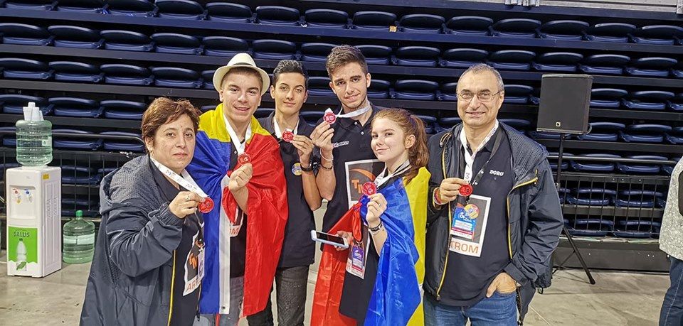 17 medalii pentru elevii slătineni, la Cupa Serbiei. Un licean, aur la două dintre probe