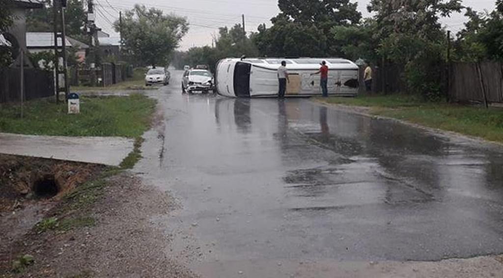 Impact. Un microbuz s-a răsturnat după ce s-a ciocnit de un autoturism