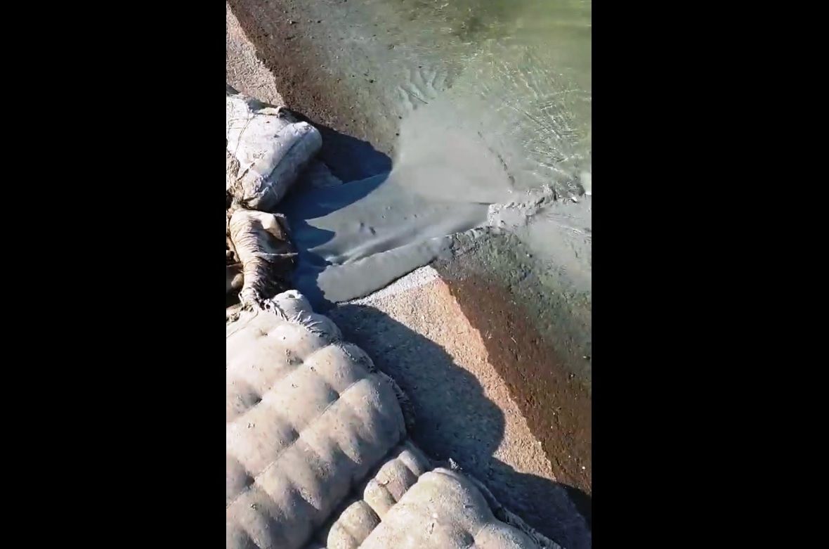 Substanţă necunoscută, deversată în râul Olt | Garda de Mediu a început o anchetă - VIDEO