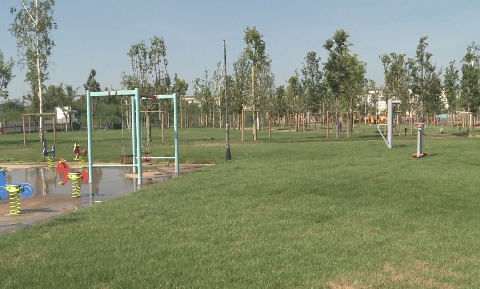 Peste 100 de muncitori, mobilizați să finalizeze noul parc din Slatina