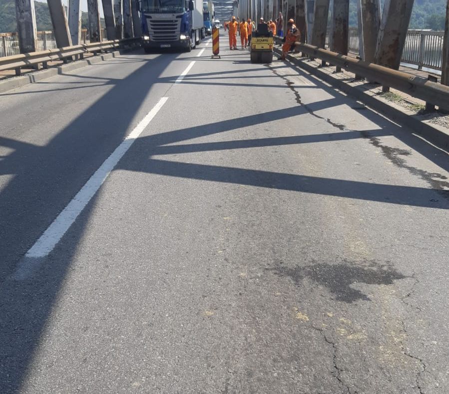 Cozi de autoturisme, formate pe mai mulţi kilometri în Slatina. Circulaţie rutieră îngreunată între Craiova şi Piteşti