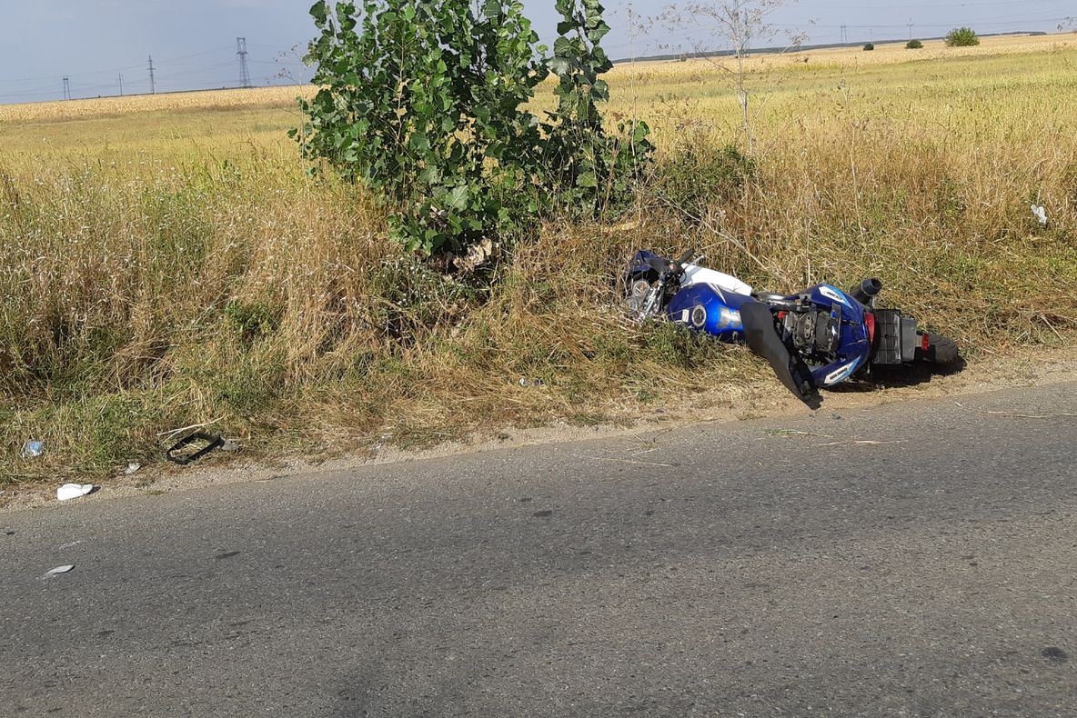 FOTO. Motociclist rănit într-un accident, pe un drum județean din Olt