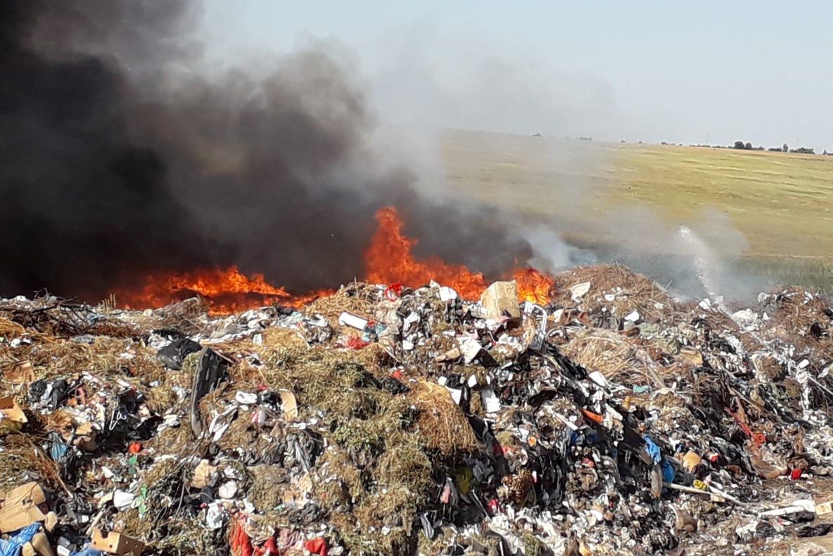 A luat foc groapa de gunoi de la ieșirea din Caracal spre Craiova