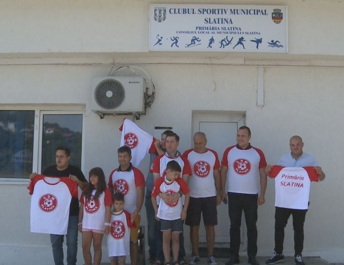 Suporterii CSM Slatina își ridică tricourile pentru meciurile din Liga a III-a