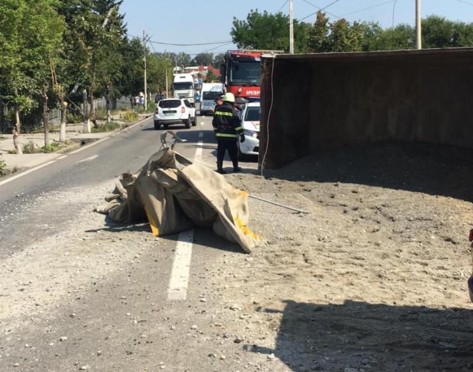 Drumul dintre Craiova şi Slatina, blocat de un TIR răsturnat în Balş