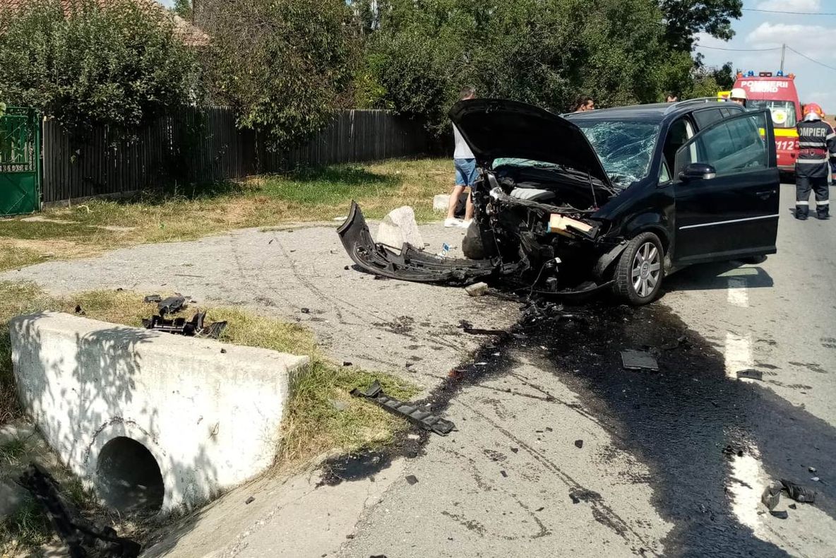 Accident pe un drum naţional din Olt. Un şofer începător a dat cu maşina într-un cap de pod