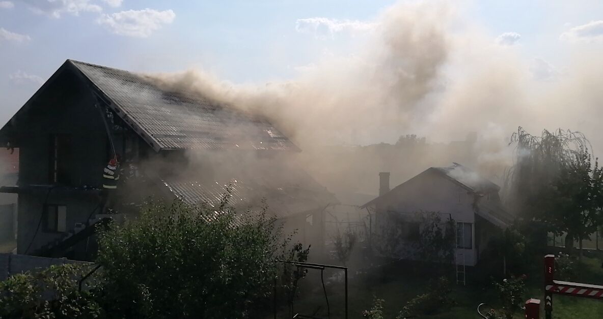 INCENDIU de proporţii în Slatina. Ard o vilă şi o altă casă din apropiere
