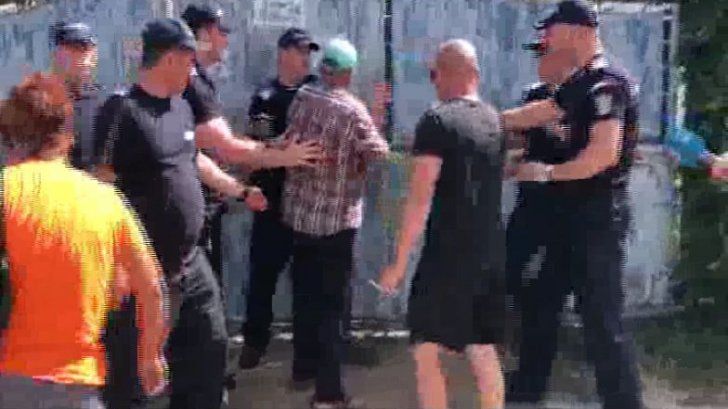 Astăzi, la Caracal: Bunicul Luizei a vrut să intre peste Dincă- „Ce păziți? Un criminal?”- VIDEO