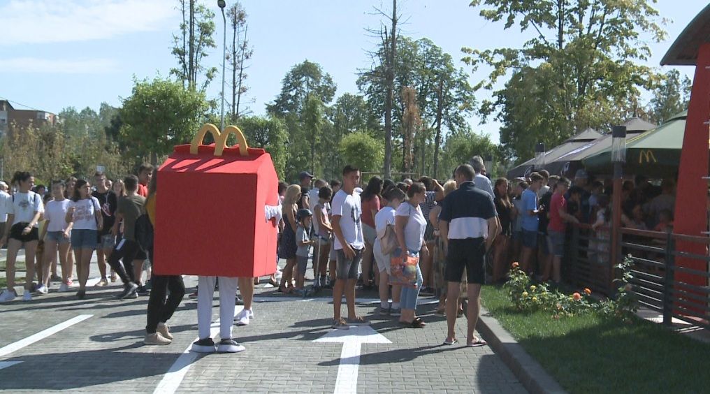 Coadă până târziu în noapte, la noul restaurant din Slatina. Bilanțul vânzărilor