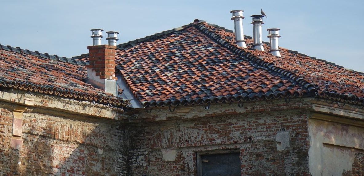 Conac monument istoric din Olt, reabilitat de voluntari din Marea Britanie şi România