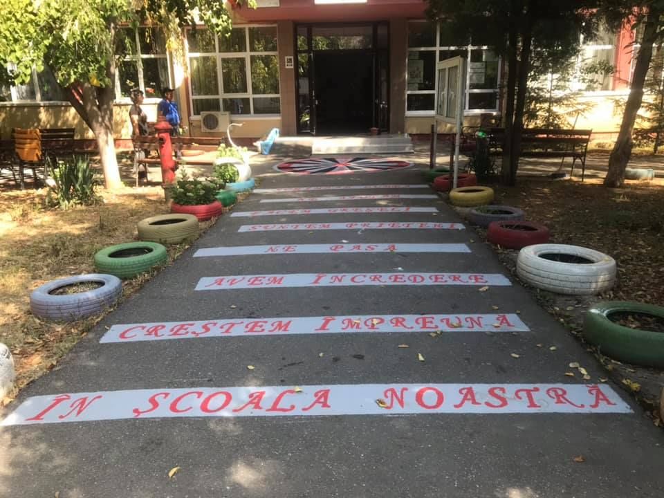 În vacanță își fac școala mai frumoasă. Povestea dascălilor și copiilor creativi