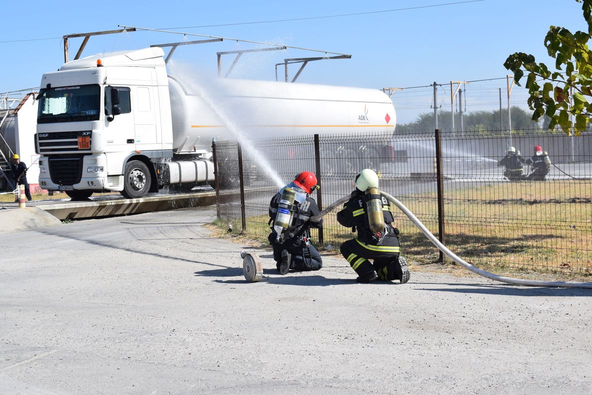 Tehnica de intervenţie a ISU Olt, prezentată pompierilor bulgari din Dolna Mitropolia, în cadrul unui exerciţiu la un depozit GPL, din Caracal
